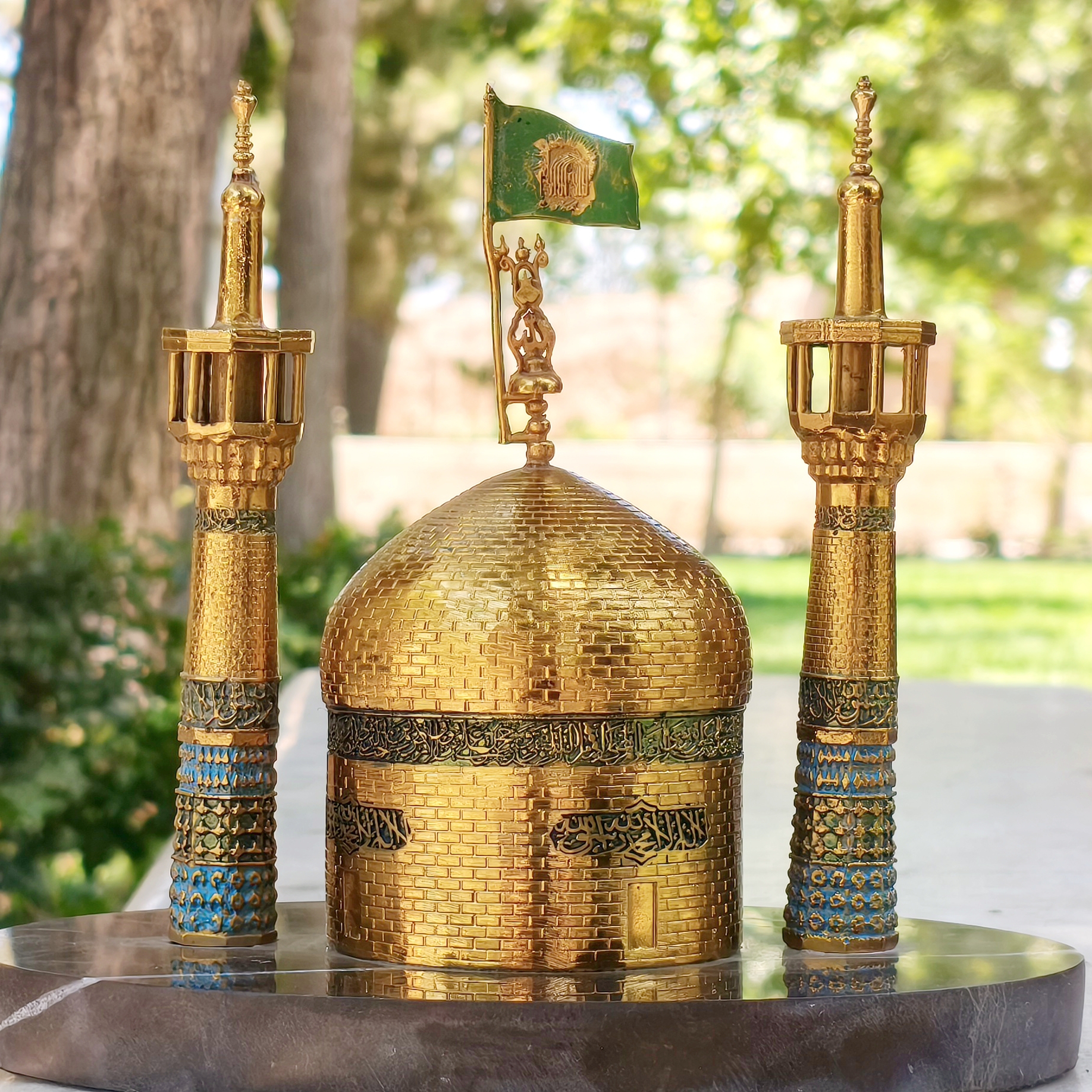 گنبد و گل دسته حرم امام رضا برنزی با پایه سنگی